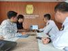 Staf Bawaslu Kota Banjar saat melaksanakan pencermatan pemutakhiran data partai politik berkelanjutan melalui Sipol KPU Kota Banjar (25/06/2026)