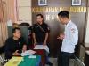 Anggota Bawaslu Kota Banjar, Wahidan di dampingi staf saat melaksanakan sanding data pemilih berkelanjutan melalui metode uji petik di kelurahan Pataruman (30/07/2026)